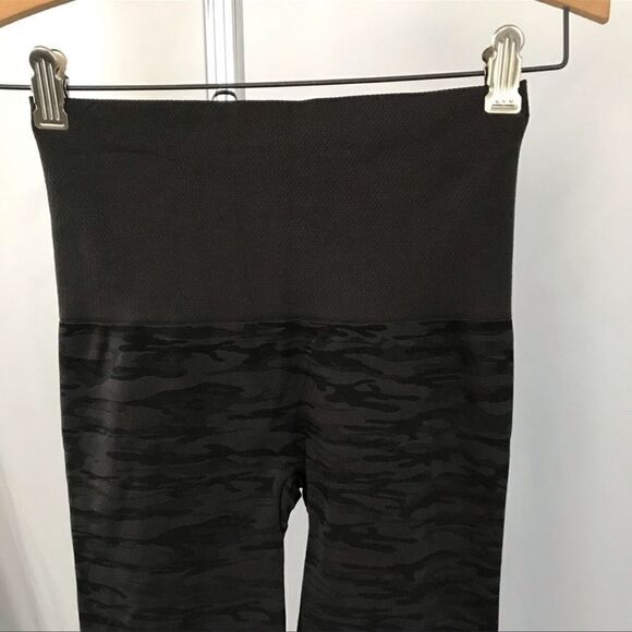 Assets by SPANX Camo Seamless Leggings Gray M - Picture 4 of 8